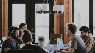 Внедрение CRM по шагам: как растущей команде не провалить запуск