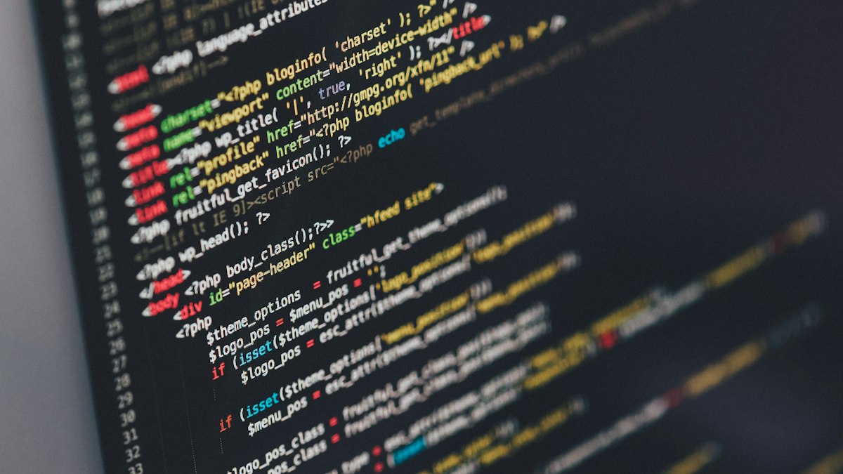 Новости искусственного интеллекта: разработчик проверяет код, который написал ИИ-агент